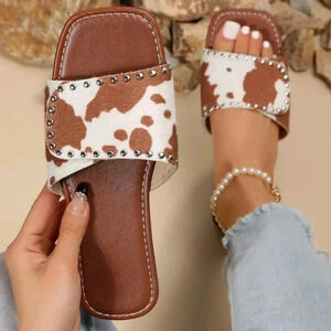 Women Cow Pattern Studded Decor Flat Sandals, Fashionable Outdoor Velvet